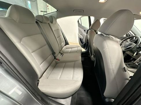 Used 2017 Hyundai Elantra SE FWD image 19