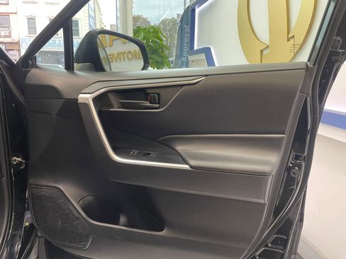 Used 2021 Toyota RAV4 LE AWD/4WD image 27