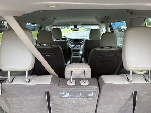Used 2019 Chrysler Pacifica Touring-L FWD image 8