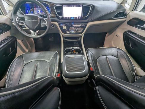 Used 2023 Chrysler Pacifica Limited w/ Uconnect Theater Family Group FWD image 22