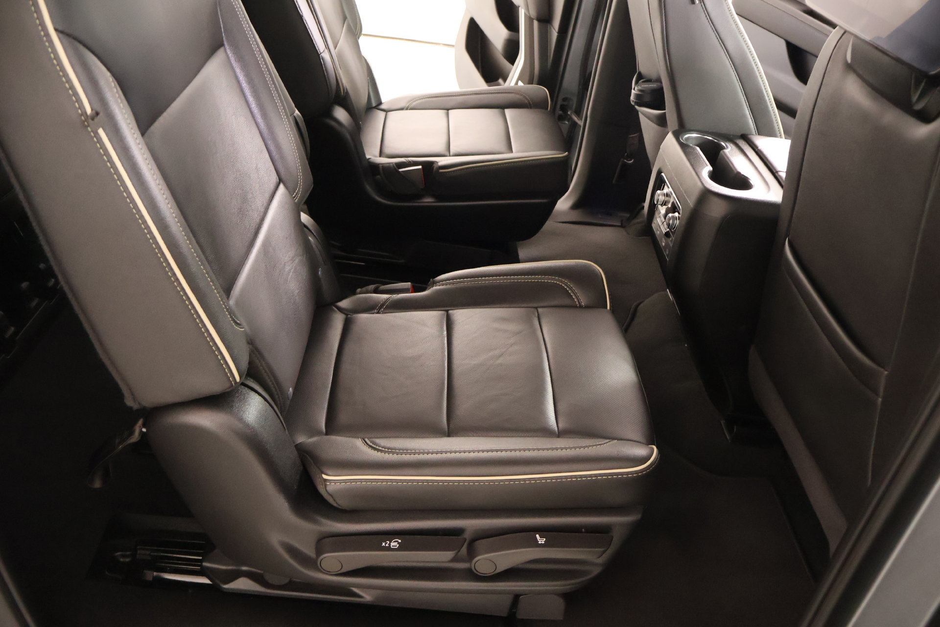 Used 2024 GMC Yukon XL SLT w/ SLT Luxury Package AWD/4WD image 15