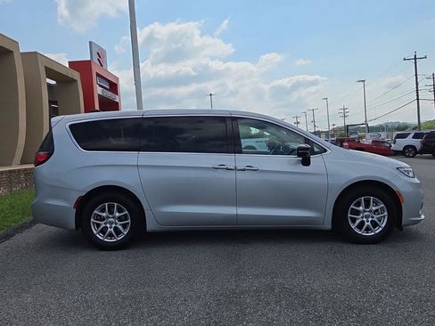 Used 2024 Chrysler Pacifica Touring-L FWD image 3