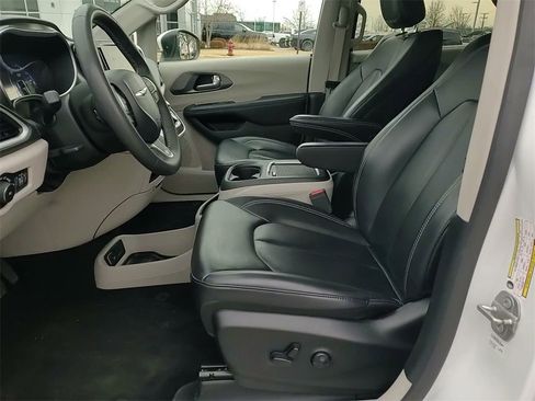 Used 2023 Chrysler Pacifica Touring-L image 22