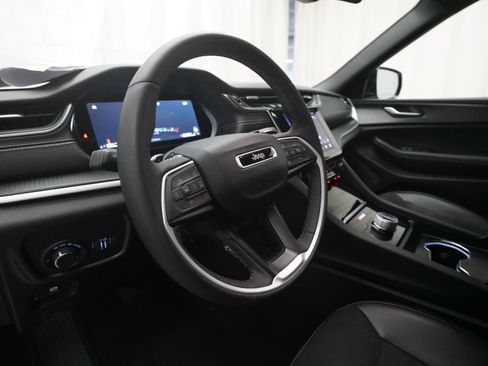 Used 2025 Jeep Grand Cherokee Altitude AWD/4WD image 8
