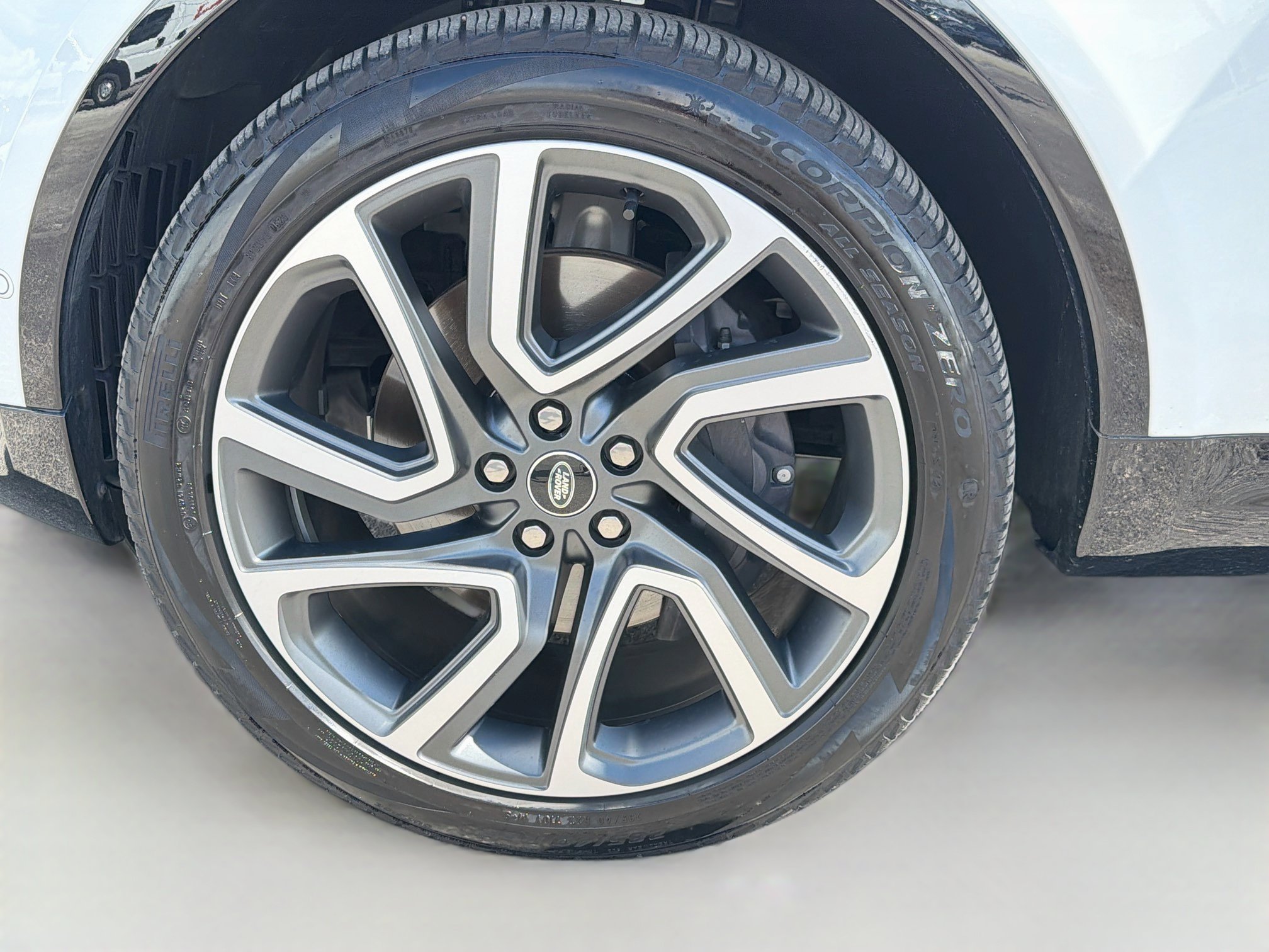 Used 2025 Land Rover Discovery Dynamic SE AWD/4WD image 44