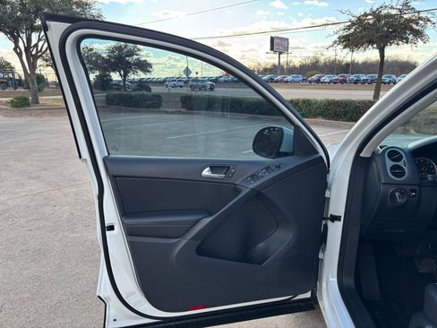 Used 2017 Volkswagen Tiguan S image 11