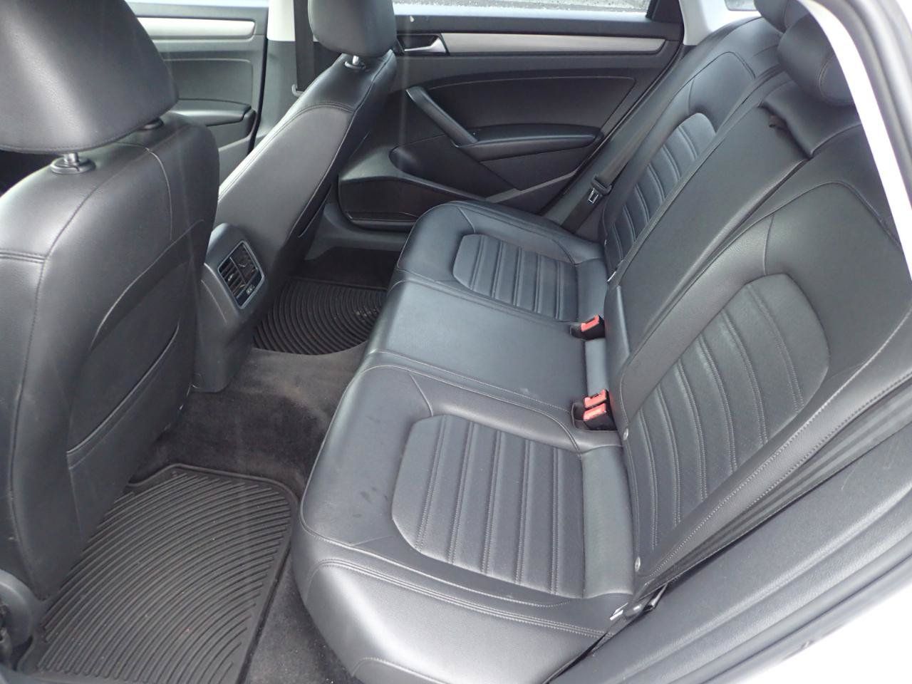 Used 2015 Volkswagen Passat 1.8T SE FWD image 11