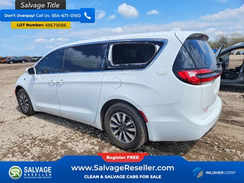 Used 2022 Chrysler Pacifica Touring-L FWD image 3