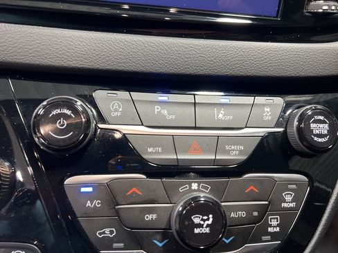 Used 2025 Chrysler Pacifica Select image 26