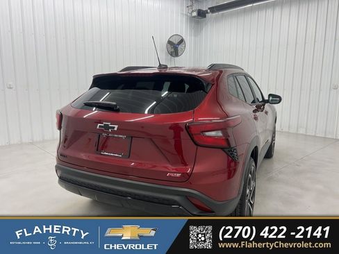 Used 2025 Chevrolet Trax RS image 3