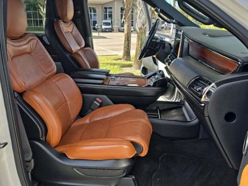 Used 2019 Lincoln Navigator Reserve image 14