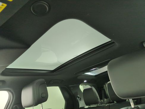 Used 2025 Land Rover Discovery S image 24