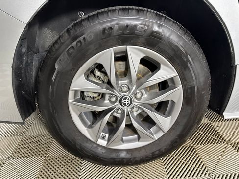 Used 2024 Toyota Sienna XLE FWD image 29