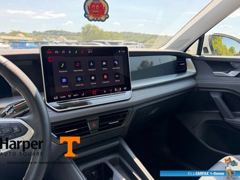 Used 2025 Volkswagen Tiguan SE w/ Panoramic Sunroof Package AWD/4WD image 16