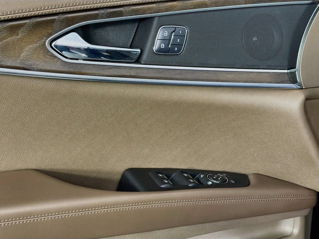 Used 2017 Lincoln MKX Reserve w/ Driver Assistance Package FWD image 22