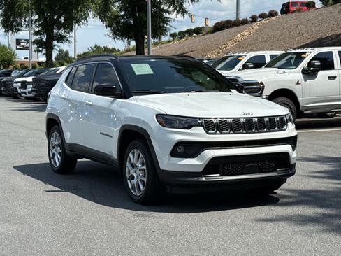 Used 2024 Jeep Compass Latitude w/ Sun and Sound Group AWD/4WD image 7