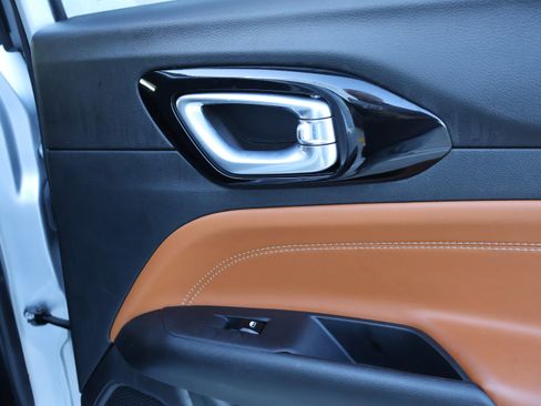 Used 2024 Jeep Compass Limited image 16