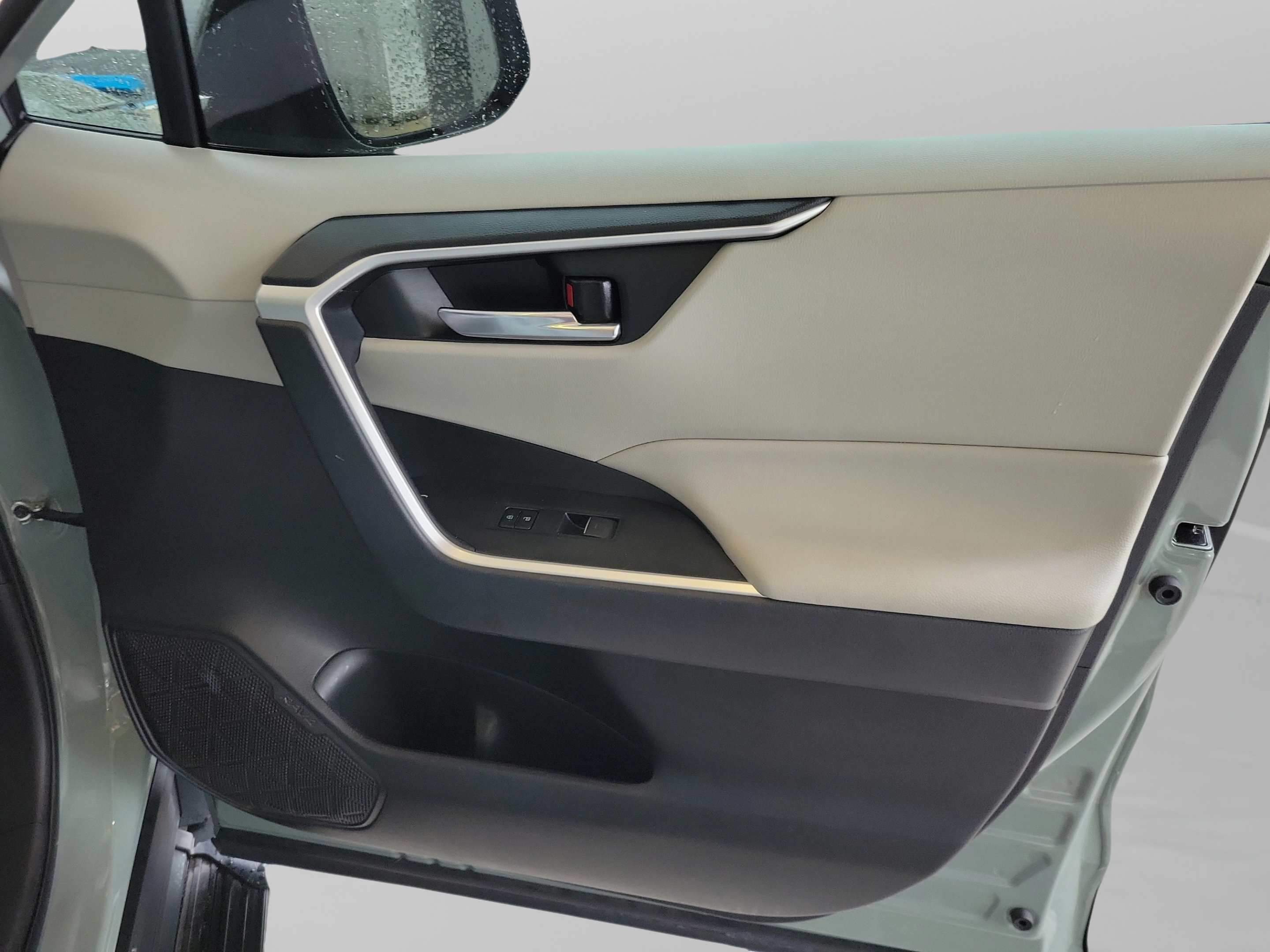 Used 2022 Toyota RAV4 XLE FWD image 25