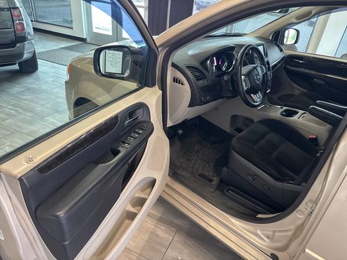Used 2016 Dodge Grand Caravan SXT w/ Rear Park Assist Package FWD image 20