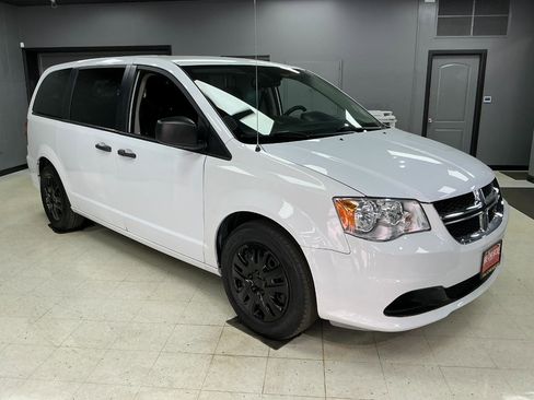 Used 2019 Dodge Grand Caravan SE w/ UConnect Hands-Free Group image 2