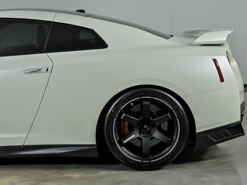Used 2017 Nissan GT-R Premium AWD/4WD image 9