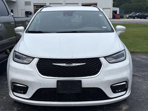 Used 2022 Chrysler Pacifica Touring-L w/ Uconnect Theater Family Group AWD/4WD image 2