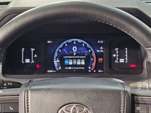 Used 2025 Toyota 4Runner SR5 AWD/4WD image 15