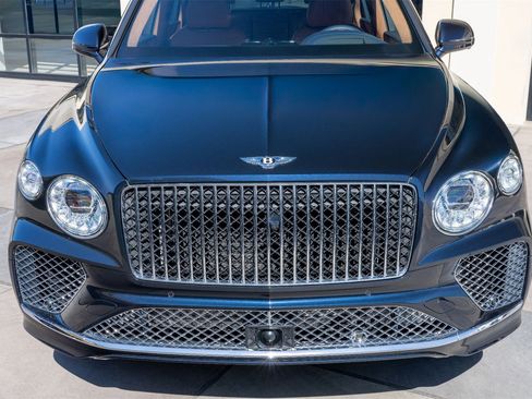 Used 2024 Bentley Bentayga image 12