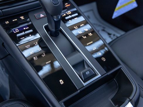 New 2026 Porsche Macan AWD/4WD image 40