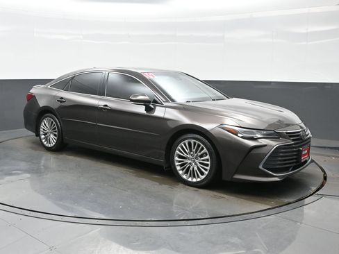 Used 2019 Toyota Avalon Limited image 8