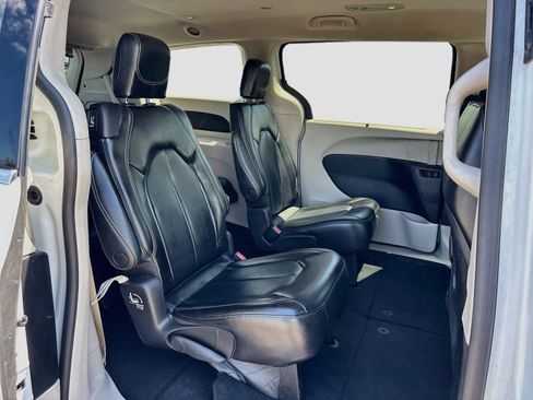 Used 2023 Chrysler Pacifica Touring-L FWD image 27