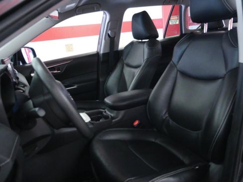 Used 2021 Toyota RAV4 XLE AWD/4WD image 10