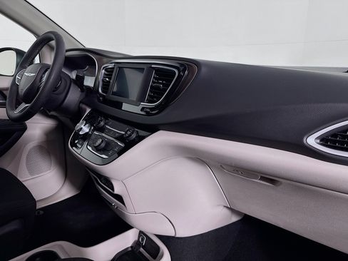 Used 2024 Chrysler Voyager LX image 29