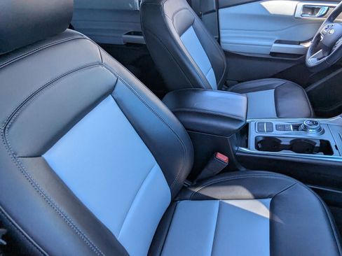 Used 2022 Ford Explorer XLT w/ Equipment Group 202A image 9