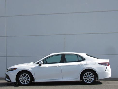 Used 2024 Toyota Camry SE FWD image 4