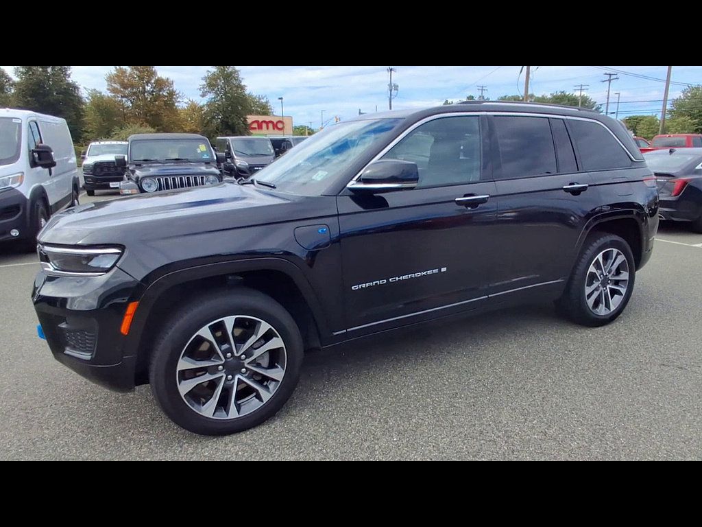 Used 2022 Jeep Grand Cherokee Overland w/ Advanced Protech Group III AWD/4WD image 4