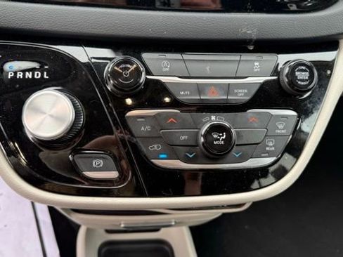 Used 2023 Chrysler Voyager LX image 29