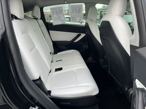 Used 2022 Tesla Model Y Long Range image 12