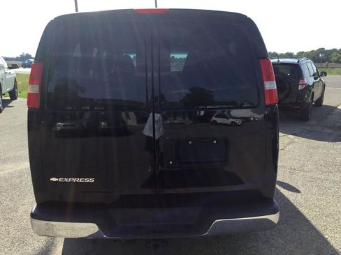 Used 2017 Chevrolet Express 2500 LT w/ LT Preferred Equipment Group RWD image 7