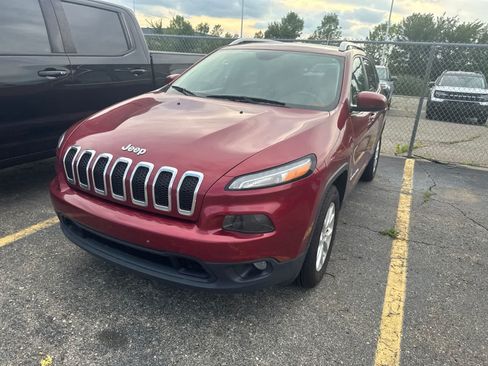 Used 2016 Jeep Cherokee Latitude w/ Cold Weather Group AWD/4WD image 3