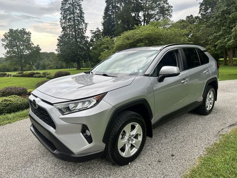 Used 2020 Toyota RAV4 XLE w/ Convenience Package AWD/4WD image 4
