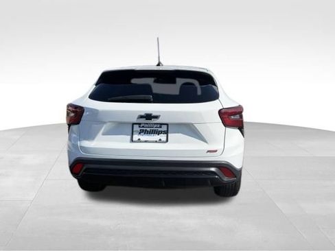 Used 2024 Chevrolet Trax RS w/ Sunroof Package FWD image 11