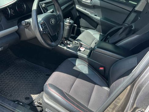 Used 2017 Toyota Camry SE w/ Moonroof Package FWD image 3