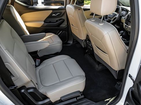 Used 2023 Chevrolet Traverse Premier image 46