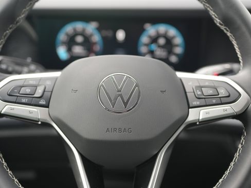 Used 2025 Volkswagen Tiguan SE AWD/4WD image 19