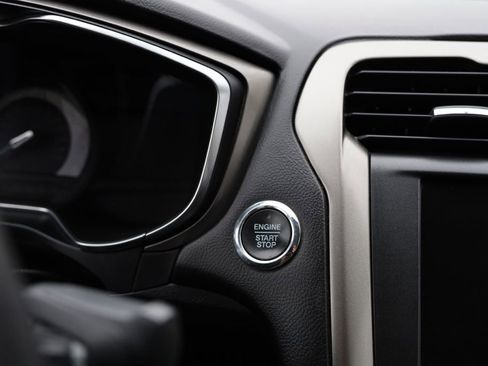 Used 2017 Ford Fusion SE w/ Fusion SE Technology Package image 24