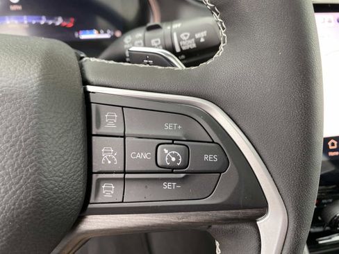 Used 2023 Jeep Grand Cherokee Limited AWD/4WD image 17