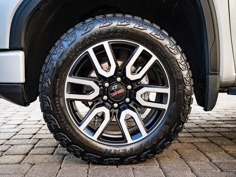 Used 2022 GMC Sierra 1500 AT4 w/ AT4 Premium Package image 13