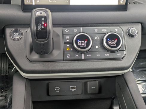 Used 2023 Land Rover Defender 130 X-Dynamic SE image 22