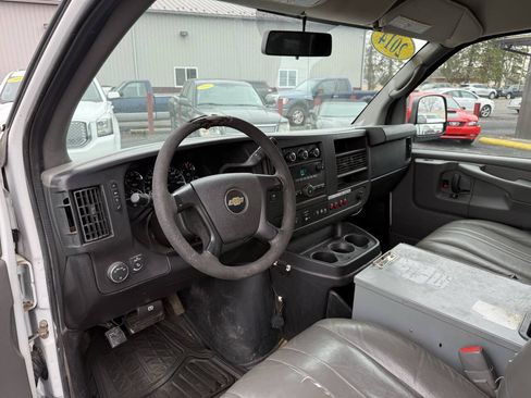 Used 2014 Chevrolet Express 2500 RWD image 10